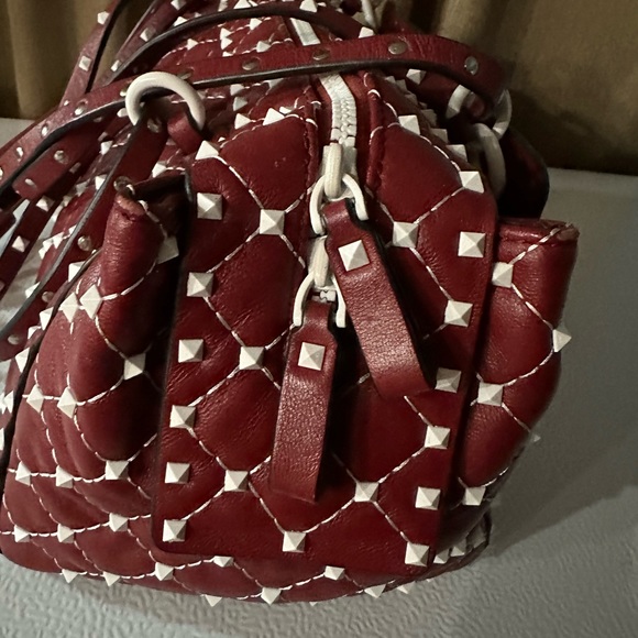 VALENTINO GARAVANI
Lambskin Rockstud Spike Duffle Bag - Picture 10 of 12